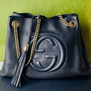 Gucci Soho Medium Shoulder Bag in pebbled black leather. Authentic